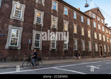 Kopenhagen, Dänemark - 26. August 2019: Straße mit Menschen auf dem Fahrrad und zu Fuß in der Altstadt von Kopenhagen, Dänemark Stockfoto