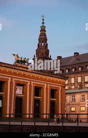 Kopenhagen, Dänemark - 26. August 2019: Fassade des Thorvaldsens Museums, Kunstmuseum in Bertel Thorvaldsens Plads, bei Sonnenuntergang mit einem jungen Paar aroun Stockfoto