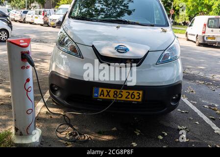 Kopenhagen, Dänemark - 27. August 2019: Nissan Elektroauto lädt Batterien an einem Ladepunkt der e-on Marke auf einer Straße in Kopenhagen, Denma Stockfoto