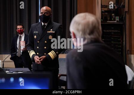 Vice Admiral (VADM) Jerome M. Adams, M.D., M.P.H., United States Surgeon General spricht mit Dr. Francis Collins, Direktor des National Institutes of Health (NIH), als sie am Mittwoch, den 9. September, zu einer Anhörung des US-Senats für Gesundheit, Bildung, Arbeit und Altersversorgung eintreffen. 2020 um Impfstoffe und den Schutz der öffentlichen Gesundheit während der Coronavirus-Pandemie zu diskutieren.Quelle: Greg Nash/Pool via CNP /MediaPunch Stockfoto