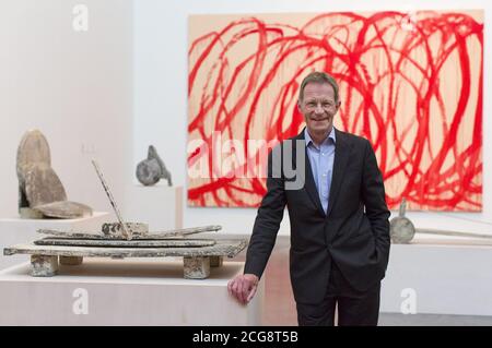 Regisseur der Tate Sir Nicholas Serota vor 'Untitled (Bacchus) 2006-2008, Acrylic on Canvas', von Cy Twombly, in der Tate Modern im Zentrum von London, nachdem sie der Tate's Kollektion geschenkt wurde. Stockfoto