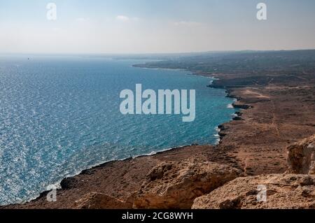 Blick nach Westen über die karge, felsige Küste und Meer von Cape Greco im Südosten Zyperns. Stockfoto
