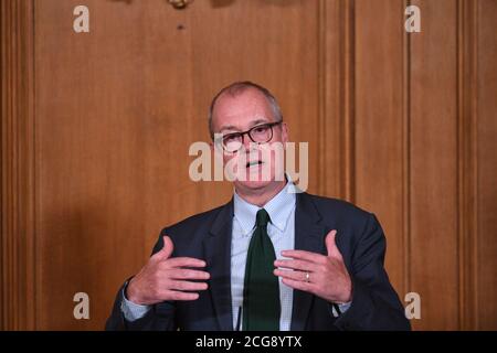 Der wissenschaftliche Chefberater Sir Patrick Vallance während einer virtuellen Pressekonferenz in Downing Street, London, nach der Ankündigung, dass die gesetzliche Grenze für gesellschaftliche Zusammenkünfte von 30 auf sechs Personen reduziert werden soll. Die Gesetzesänderung in England wird am Montag in Kraft treten, da die Regierung versucht, den Anstieg der Coronavirus-Fälle einzudämmen. Stockfoto