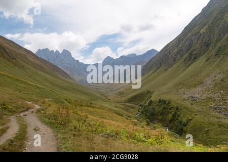 Trekking Kaukasus - Chaukhi Pass, von Juta nach Roshka im Norden Georgiens Stockfoto