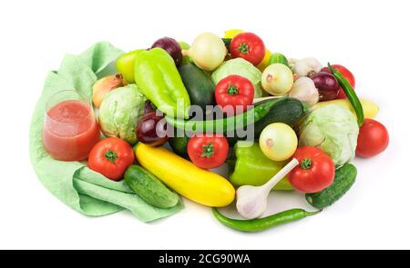 Ein Satz von frischem Gemüse in einer großen Auswahl, ein Glas Gemüsesaft Stockfoto