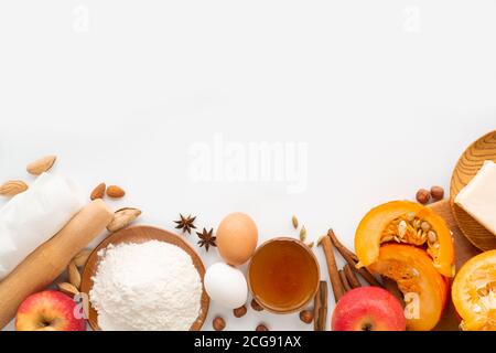 Herbst Backen Hintergrund Rand Rahmen Design mit Kopieplatz für Text. Kochen Zutaten Kürbis, Äpfel, Weizen, Honig Butter Mehl Nüsse, Toning, br Stockfoto