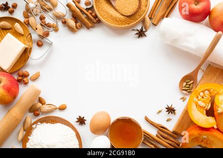 Herbst Backen Hintergrund Rand Rahmen Design mit Kopieplatz für Text. Kochen Zutaten Kürbis, Äpfel, Weizen, Honig Butter Mehl Nüsse, Toning, br Stockfoto