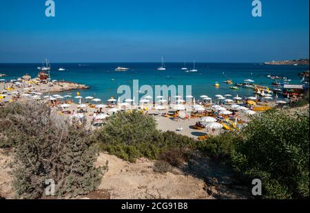 Blick über die Bucht von Konnos und den Strand von Konnos in Ayia Napa auf Zypern. Stockfoto