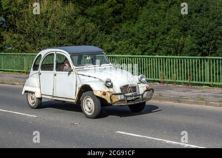 80s Rusty French Citroen CV; White Citroen 2CV6 DOLLY 1988; Fahrzeugverkehr Fahrzeuge bewegen, Autos fahren Fahrzeug auf britischen Straßen, Motoren, Autofahren auf der Autobahn M6. Stockfoto