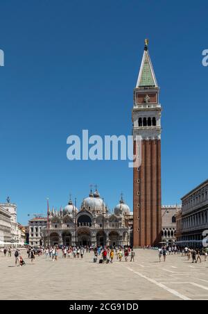 Venedig, Markusplatz (Markusplatz), Markudom (Basilica di San Marco) und Campanile Stockfoto