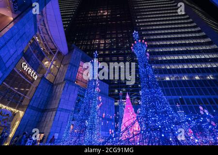 TOKIO, JAPAN - NOVEMBER 15 2019: Im Einkaufszentrum Caretta im Shiodome-Viertel, Odaiba, leuchten die Lichter auf. Die Beleuchtung' vorbereitet für Stockfoto