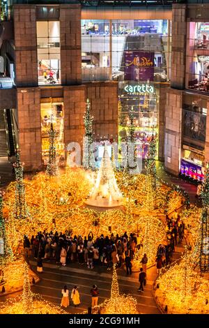 TOKIO, JAPAN - NOVEMBER 15 2019: Im Einkaufszentrum Caretta im Shiodome-Viertel, Odaiba, leuchten die Lichter auf. Die Beleuchtung' vorbereitet für Stockfoto
