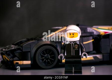 Tambov, Russische Föderation - 25. Juni 2020 Lego Lamborghini Huracan Super Trofeo EVO Fahrer minifigur gegen sein Auto von LEGO Speed Champions. Schwarz Stockfoto