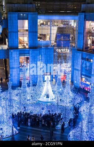 TOKIO, JAPAN - NOVEMBER 15 2019: Im Einkaufszentrum Caretta im Shiodome-Viertel, Odaiba, leuchten die Lichter auf. Die Beleuchtung' vorbereitet für Stockfoto