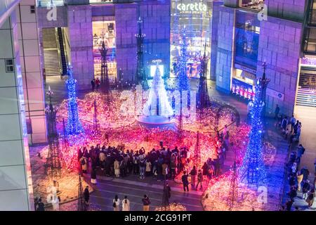 TOKIO, JAPAN - NOVEMBER 15 2019: Im Einkaufszentrum Caretta im Shiodome-Viertel, Odaiba, leuchten die Lichter auf. Die Beleuchtung' vorbereitet für Stockfoto