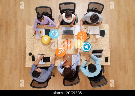 Büroangestellte von Angesicht zu Angesicht mit symbolischen SYMBOLEN Stockfoto