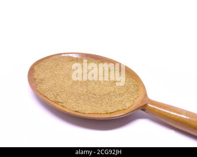 Gemahlener Kreuzkümmel in einem Holzlöffel isoliert auf weißem Hintergrund. Garam Masala. Stockfoto