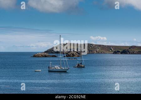 Boote vor Anker in Little Bay & Great Bay, St Martin's, Isles of Scilly Stockfoto