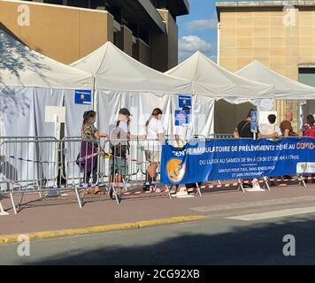 Saint Mande, Frankreich, Gruppe Franzosen Lining up to get COVID-19 Testing on Street, Infektionen Stockfoto