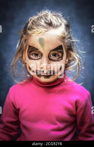 3 Jahre altes Mädchen mit Gesicht für halloween-Event gemacht. studio erschossen Stockfoto