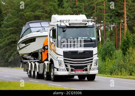 Wunderschön angepasste Volvo FH LKW von Tobblift transportiert ein Freizeitboot auf der Autobahn 52 am Tag des Herbstes. Salo, Finnland. September 2020. Stockfoto