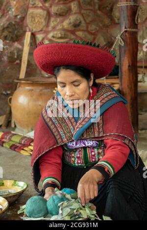 Peruaner tragen typische einheimische Kleidung auf den Straßen der Historische Stadtzentren von Cusco in Peru Stockfoto