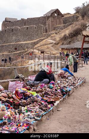 Peruaner tragen typische einheimische Kleidung auf den Straßen der Historische Stätte in Peru Stockfoto