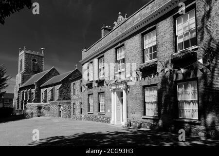 The Kings House and St Peters Parish Church, Thetford Town, Norfolk, England, Großbritannien Stockfoto