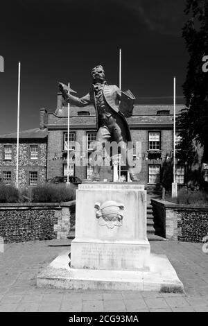 Statue von Thomas Paine vor dem Kings House und St. Peters Parish Church, Thetford Town, Norfolk, England, Großbritannien Stockfoto