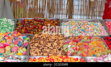 Gummy Candy und Fudge in Tabletts zum Verkauf Stockfoto