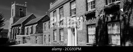 The Kings House and St Peters Parish Church, Thetford Town, Norfolk, England, Großbritannien Stockfoto