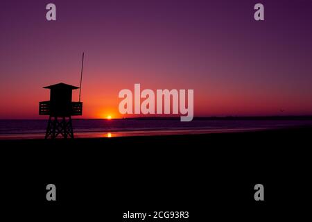 Silhouette eines Strandwachturms vor dem Sonnenuntergang Stockfoto