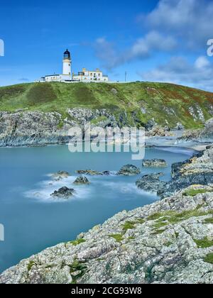 Eine Photographe mit langer Belichtung und Blick auf den Killantringan Lighthouse, Dumfries & Galloway, Schottland Stockfoto