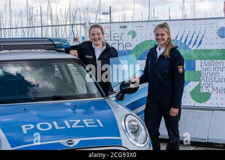 Zwei schleswig-holsteinische Polizeiinnen starten morgen (10.09.) bei den Segelwettbewerben der KIELER Woche 2020. Innenministerin Sabine Sütterlin-W. Stockfoto