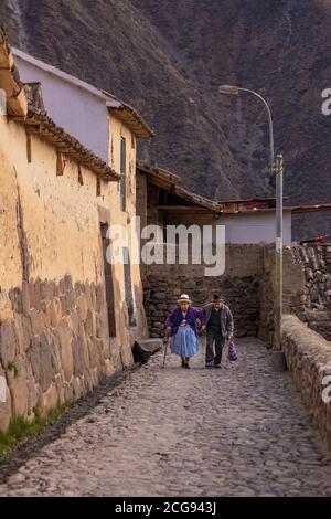 Peruaner tragen typische einheimische Kleidung auf den Straßen der Historische Stadtzentren von Cusco in Peru Stockfoto