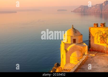 Griechenland. Santorini Insel bei Sonnenuntergang. Alte griechische Kirche in Oia Stockfoto