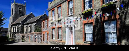 The Kings House and St Peters Parish Church, Thetford Town, Norfolk, England, Großbritannien Stockfoto