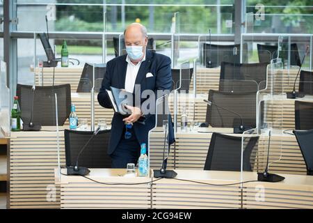 Kiel, Deutschland. September 2020. Hans-Joachim Grote (CDU), Schleswig-Holsteins ehemaliger Innenminister, kommt zu einer Sitzung des Ausschusses für Inneres und Recht des Landtags Kiel in den Plenarsaal. Mehr als vier Monate nach seiner Ausweisung soll Grote Fragen des Innen- und Rechtsausschusses des landtags zu den Umständen seiner Entlassung beantworten. Quelle: Christian Charisius/dpa/Alamy Live News Stockfoto