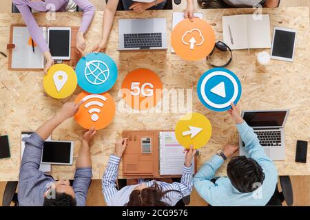 Büroangestellte von Angesicht zu Angesicht mit symbolischen SYMBOLEN Stockfoto