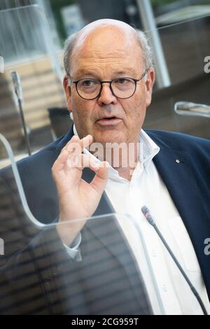 Kiel, Deutschland. September 2020. Hans-Joachim Grote (CDU), ehemaliger Innenminister Schleswig-Holsteins, spricht im Plenarsaal bei einer Sitzung des Ausschusses für Inneres und Recht des Landtags Kiel. Mehr als vier Monate nach seiner Ausweisung wird Grote voraussichtlich Fragen des Ausschusses für Inneres und Recht des Landtags zu den Umständen seiner Entlassung beantworten. Quelle: Christian Charisius/dpa/Alamy Live News Stockfoto