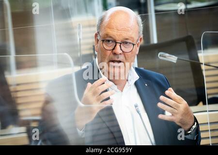 Kiel, Deutschland. September 2020. Hans-Joachim Grote (CDU), ehemaliger Innenminister Schleswig-Holsteins, spricht im Plenarsaal bei einer Sitzung des Ausschusses für Inneres und Recht des Landtags Kiel. Mehr als vier Monate nach seiner Ausweisung wird Grote voraussichtlich Fragen des Ausschusses für Inneres und Recht des Landtags zu den Umständen seiner Entlassung beantworten. Quelle: Christian Charisius/dpa/Alamy Live News Stockfoto