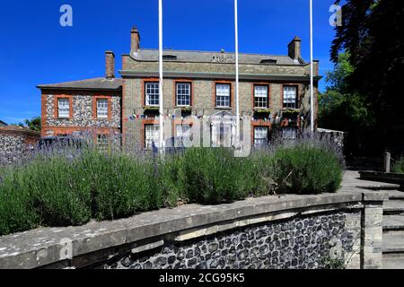 The Kings House and St Peters Parish Church, Thetford Town, Norfolk, England, Großbritannien Stockfoto