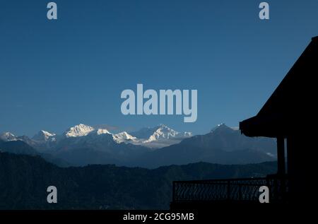 Der mächtige Kanchandzönga mit anderen Schneespitzen im Hintergrund Von einem kleinen Dorf am Hang der Berge auf Der Himalaya vom Balkon eines tou Stockfoto