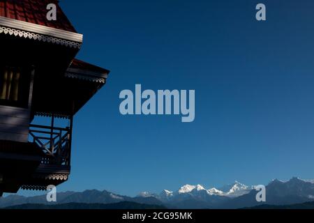 Der mächtige Kanchandzönga mit anderen Schneespitzen im Hintergrund Von einem kleinen Dorf am Hang der Berge auf Der Himalaya vom Balkon eines tou Stockfoto