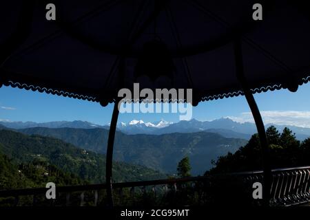 Der mächtige Kanchandzönga mit anderen Schneespitzen im Hintergrund Von einem kleinen Dorf am Hang der Berge auf Der Himalaya vom Balkon eines tou Stockfoto