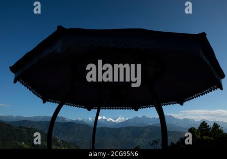 Der mächtige Kanchandzönga mit anderen Schneespitzen im Hintergrund Von einem kleinen Dorf am Hang der Berge auf Der Himalaya vom Balkon eines tou Stockfoto