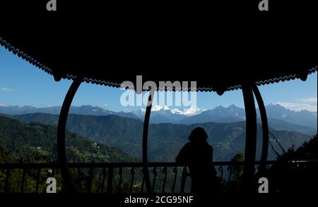 Der mächtige Kanchandzönga mit anderen Schneespitzen im Hintergrund Von einem kleinen Dorf am Hang der Berge auf Der Himalaya vom Balkon eines tou Stockfoto