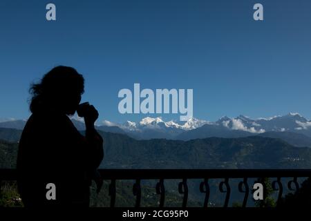 Der mächtige Kanchandzönga mit anderen Schneespitzen im Hintergrund Von einem kleinen Dorf am Hang der Berge auf Der Himalaya vom Balkon eines tou Stockfoto