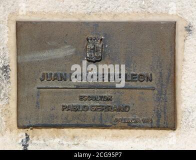 Plakette auf einer Steinskulptur aus dem Jahr 1971 von Juan Ponce De León, der Florida USA von Pablo Serrano entdeckte Palencia Castile und Leon Spanien Stockfoto