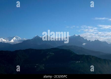 Der mächtige Kanchandzönga mit anderen Schneespitzen im Hintergrund Von einem kleinen Dorf am Hang der Berge auf Der Himalaya in Sikkim Stockfoto